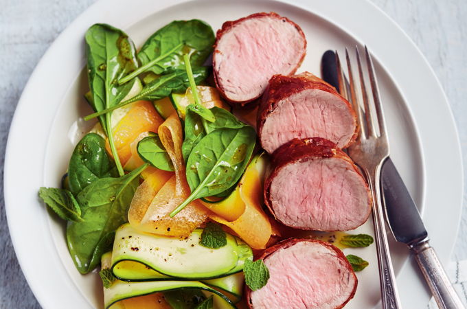 Médaillons de porc au prosciutto et salade de courgettes à la menthe