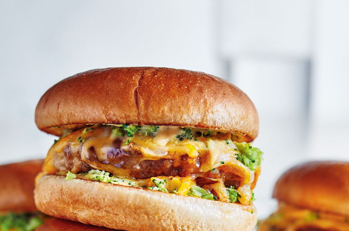 Cheeseburgers au porc et au brocoli