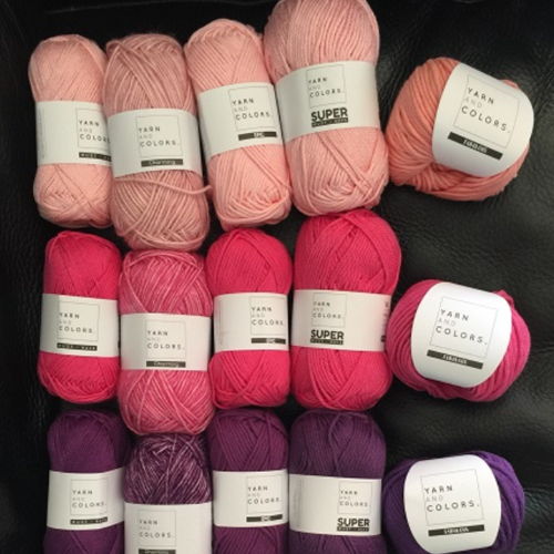 Shawl crocheted with 5 types of Yarn and Colors.