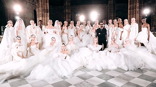 Photo des coulisses du défilé de Giambattista Valli.