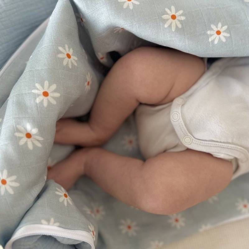 Ring Sling porte-bébé élégant de la marque suisse Joli Nous, un accessoire premium pour bébé, alliant design raffiné et qualité exceptionnelle