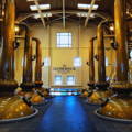 Salle de distillation avec les alambics Pot Stills de la distillerie Glenmorangie dans le nord-ouest des Highlands d'Ecosse