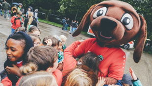 hannover umarmung mit maskotchen