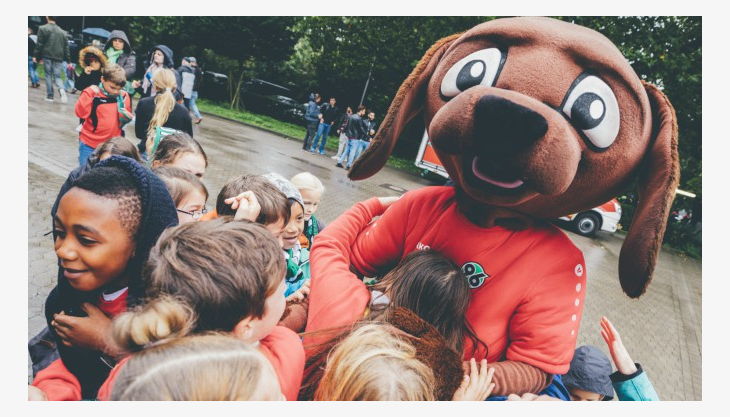 hannover umarmung mit maskotchen