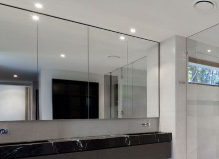 Mur de miroir posé au-dessus d’un plan vasque de salle de bains