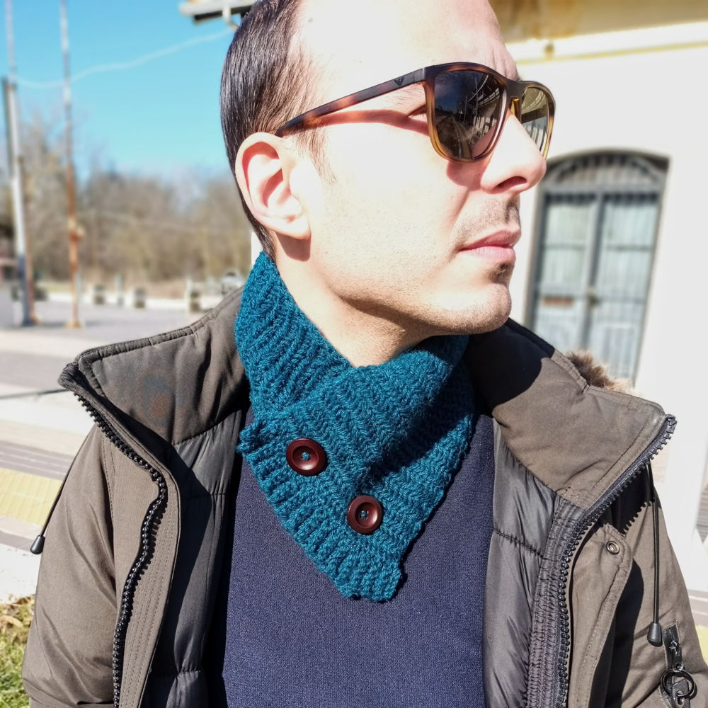 Cowl with buttons for men