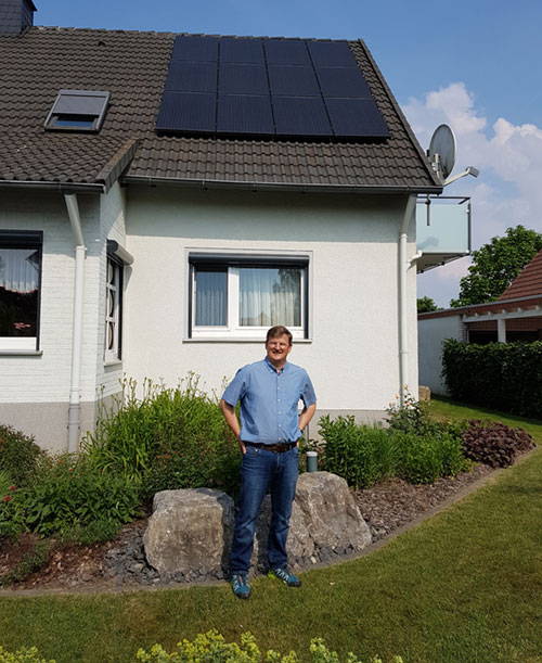 Klaus Eggert vor seiner EQOH Solaranlage mit nachgerüstetem Speicher