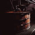 Cuves de fermentation Washbacks de la distillerie Balblair dans les Highlands du nord-ouest d'Ecosse