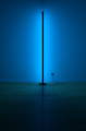 Eine Round Smart Lampe mit blauem Licht