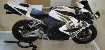 2011 HONDA CBR600RR motorcycle for rent near Lake elsinore , CA