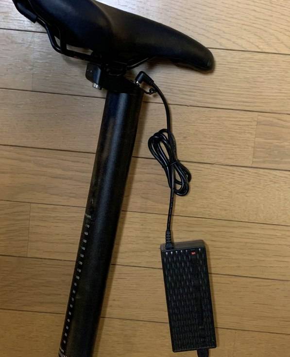 充電器につないだサドルバッテリー