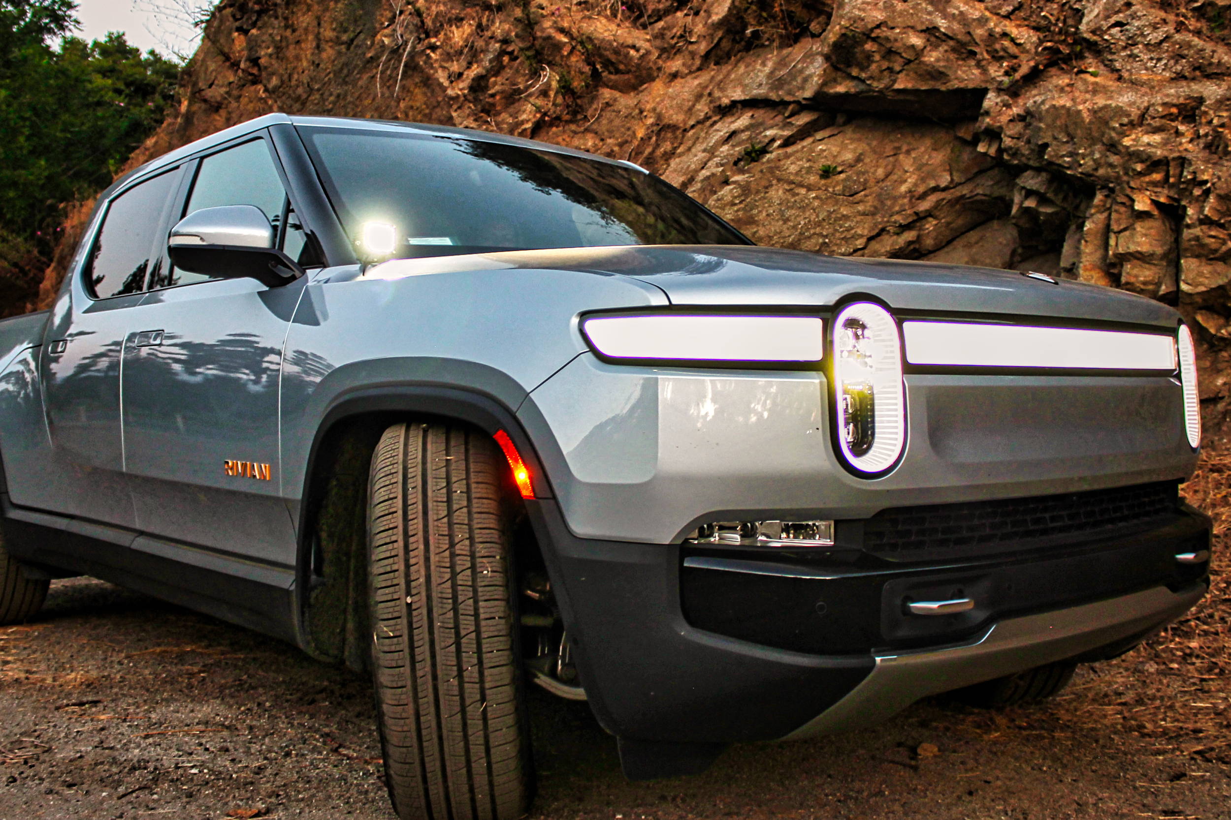 rivian off roading with mandr automotive light pillars white light with amber backglow