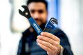 Un technicien Upway qui tient des outils de réparation au premier plan