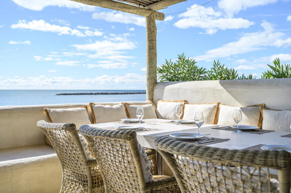 Villa Carnon dejeuner face à la mer