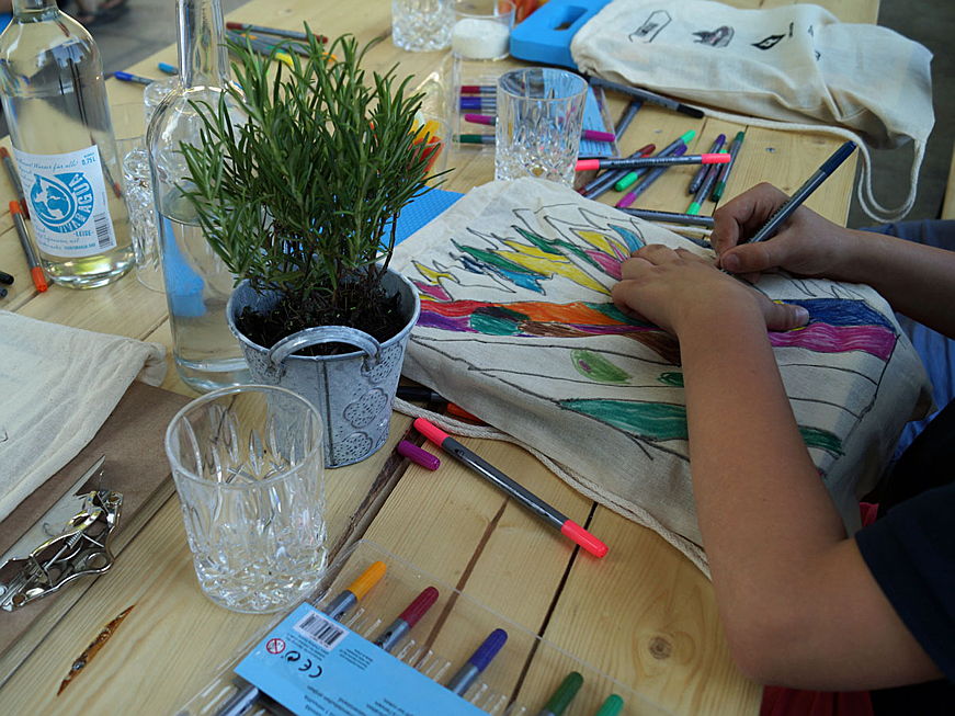  Berlin
- Die jüngsten Besucher hielten ihre Eindrücke künstlerisch fest und gestalteten mit dem Pädagogen-Team farbenfrohe Rucksäcke.