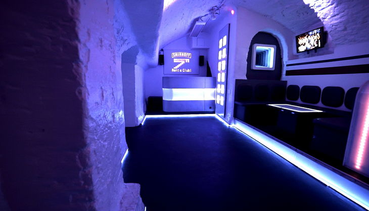 basement sitzecke flur blau