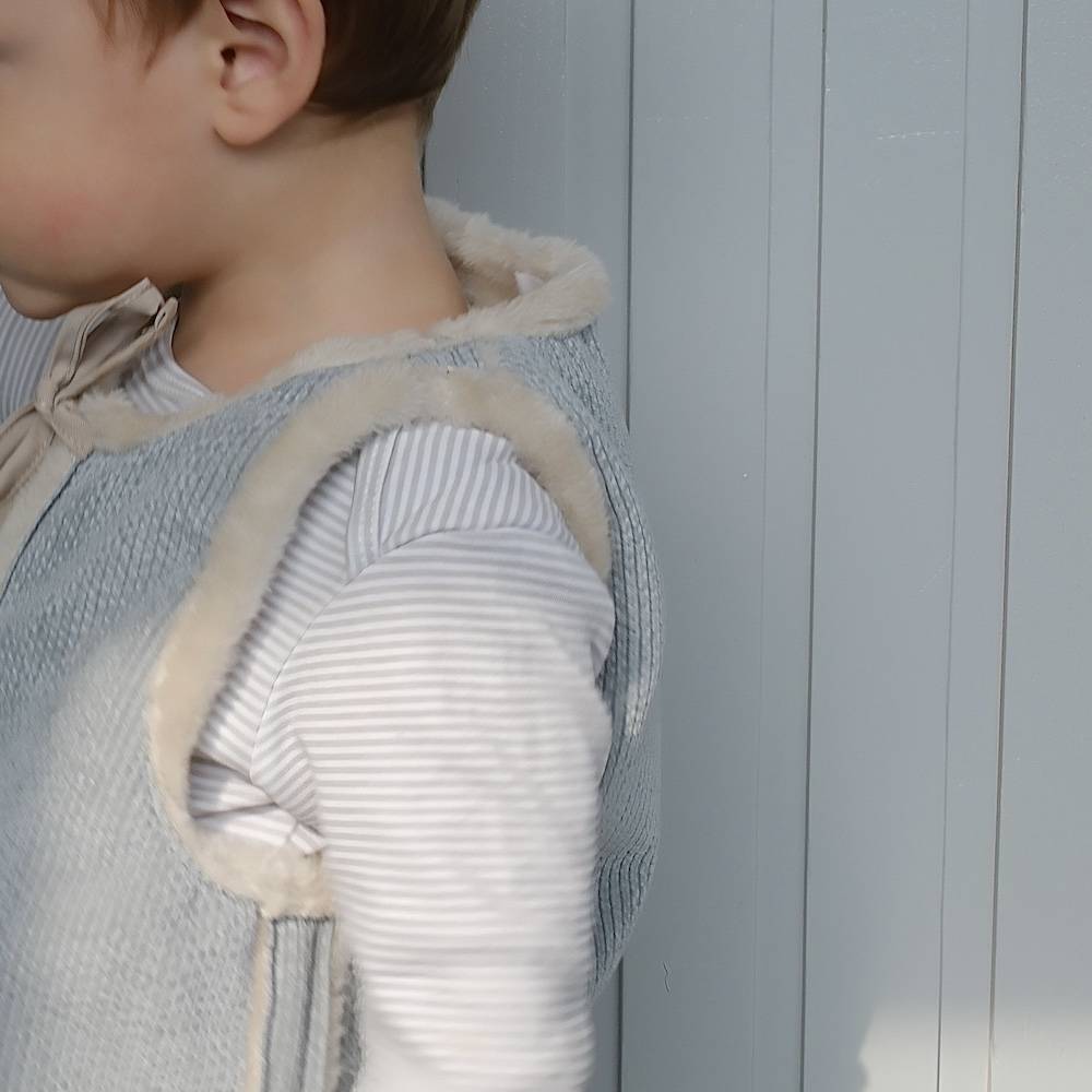gilet réversible bleu ciel crème joli nous velour côtelé et moumoute douceur crème beige enfant bébé kids cadeau adulte naissance excllence