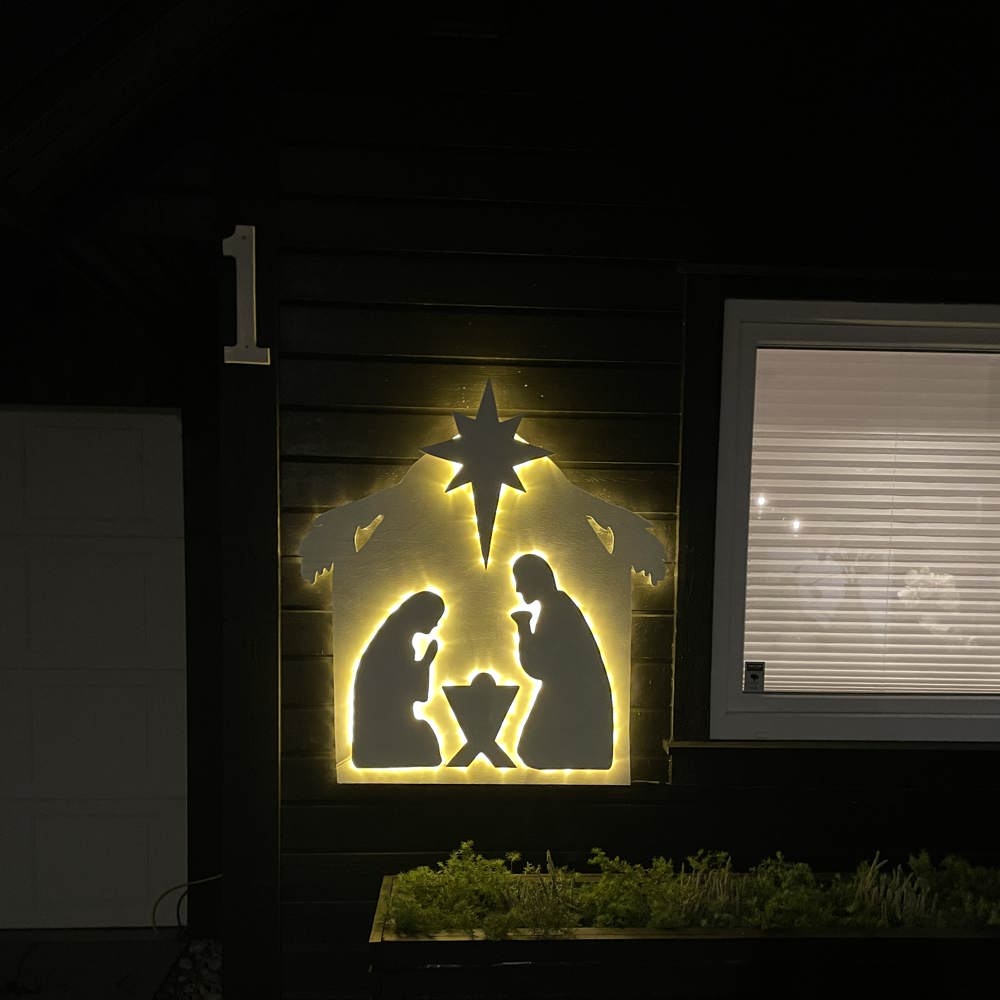 Stor julekrybbe med lys, håndlaget