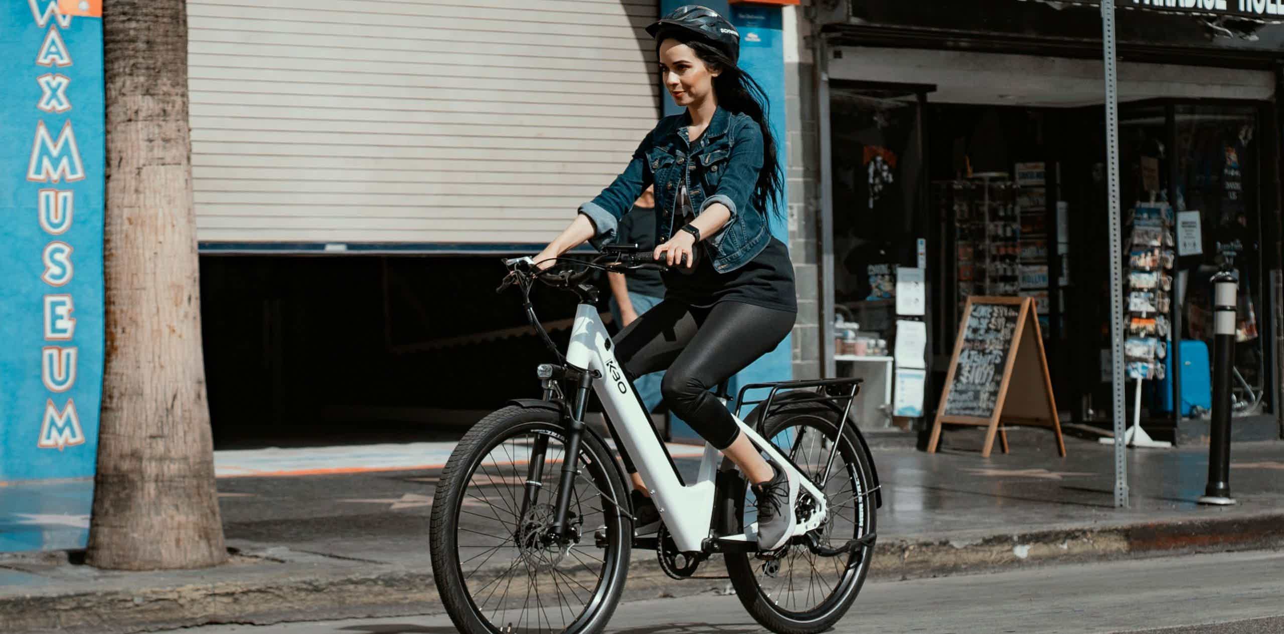 mujer en ruta de bicicleta reacondicionada electrica de montaña viendo el panorama