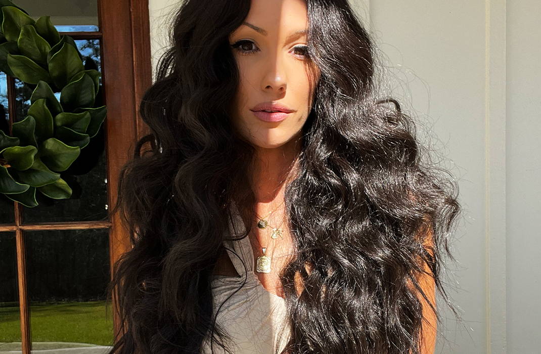 Discover how lighting affects the colors of wigs.