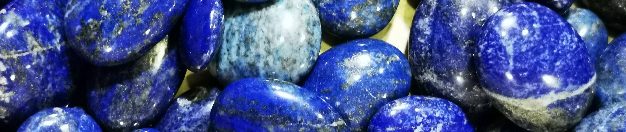 Explorez notre collection de sodalite, une pierre aux vertus équilibrantes et apaisantes. Découvrez comment la sodalite peut améliorer votre vie en 10 points. Trouvez des bijoux uniques et des objets de décoration qui allient beauté naturelle et bienfaits curatifs. Profitez d'une sélection soigneusement choisie pour votre équilibre émotionnel et physique.