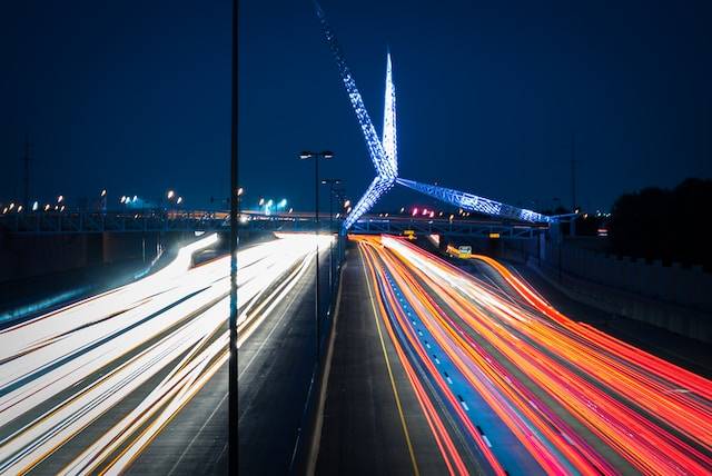 scie di automobili su un'autostrada di notte. Fotografato con la tecnica del light painting e lunga esposizione