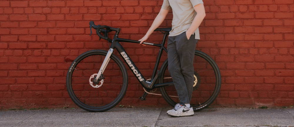 Rider with Bianchi E-Impulso in front of red wall