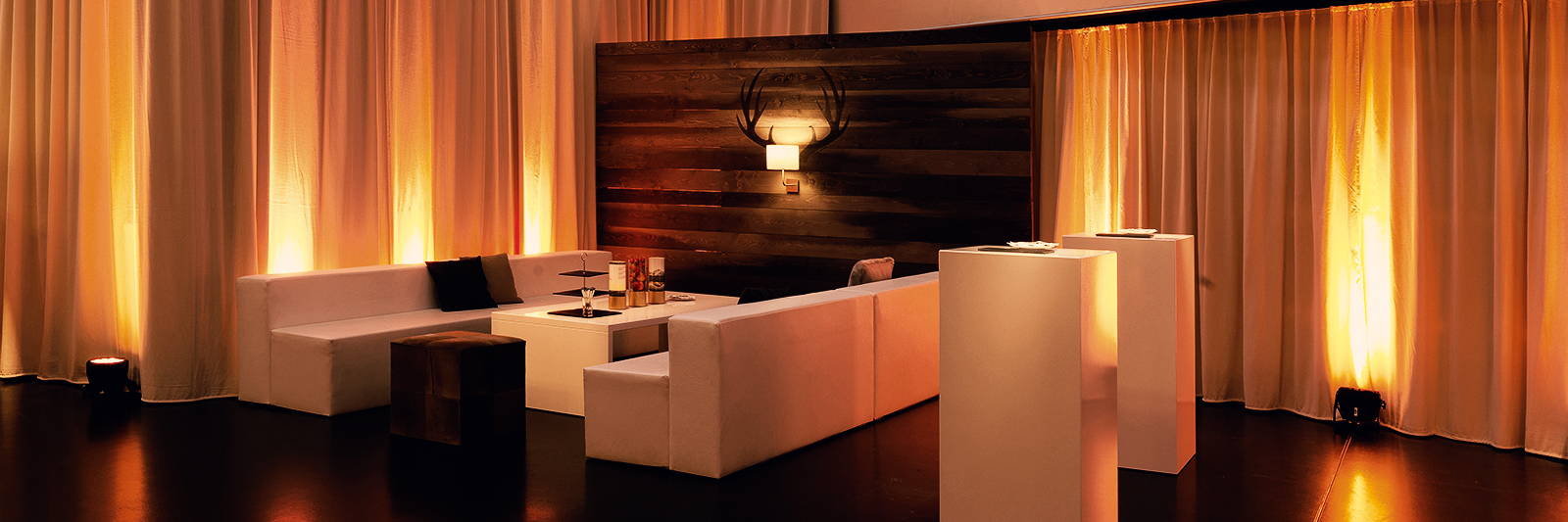 Event Sofa Lounge mieten in weiss mit Sitzhocker und Dekokissen