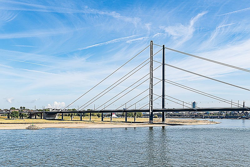  Düsseldorf
- Blick auf den Rhein und die Rheinbrücke vom Landtag