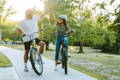 Deux cyclistes hereux sur leurs velos sur une piste cyclable