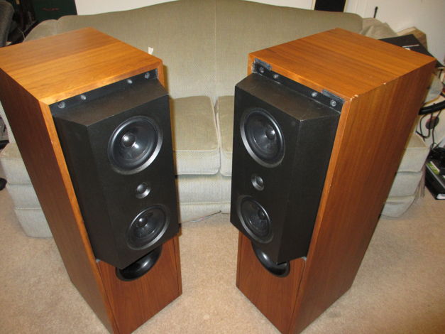 KEF 104/2 KEF 104/2 SPEAKERS WITH ‘KUBE’ & OWNER’S MANUALS