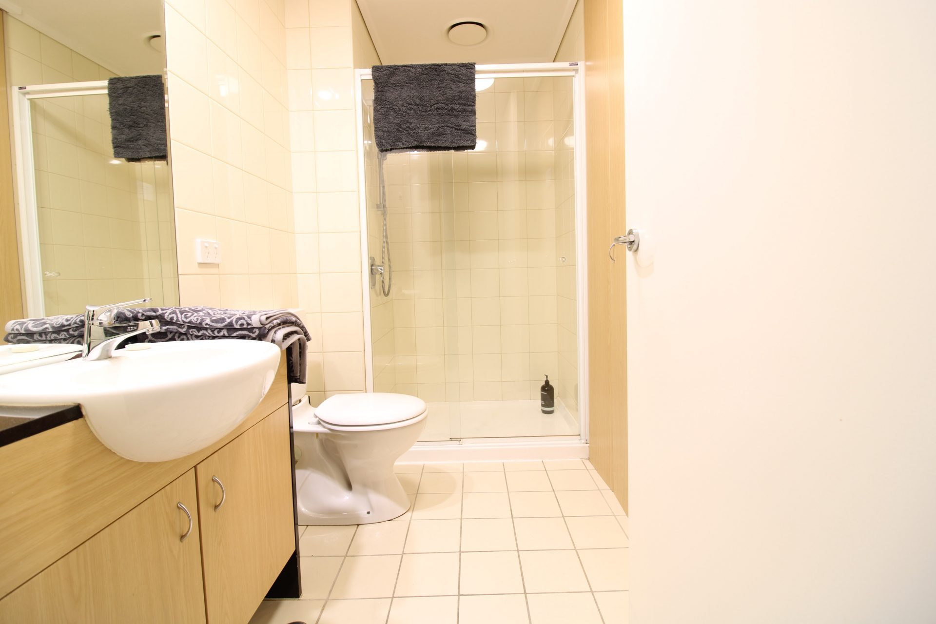 FOR LEASE - Refurbished Fully Furnished Courtyard Residence in Unbeatable Location- Southbank - Image 8