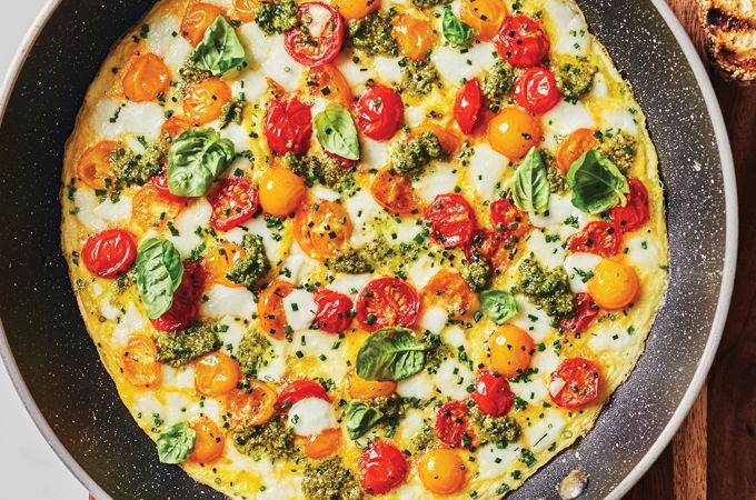 Omelette aux tomates, à la mozzarella et au pesto