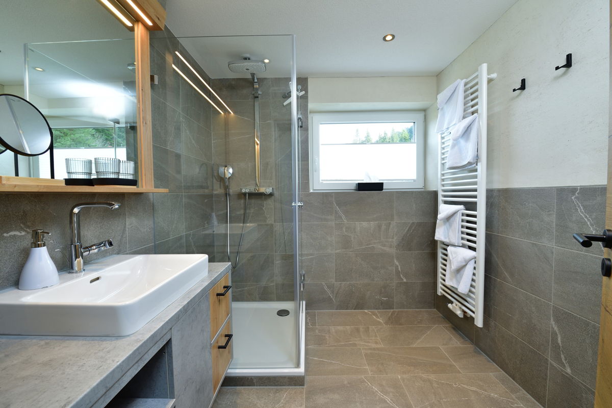 Modernes Bad mit Dusche in der Ferienwohnung im Kleinwalsertal