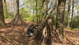 verstecken hinter holz tippi