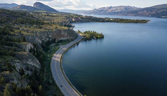 Funwater recommend Okanagan Lake for good inflatable paddleboarding place in Canada