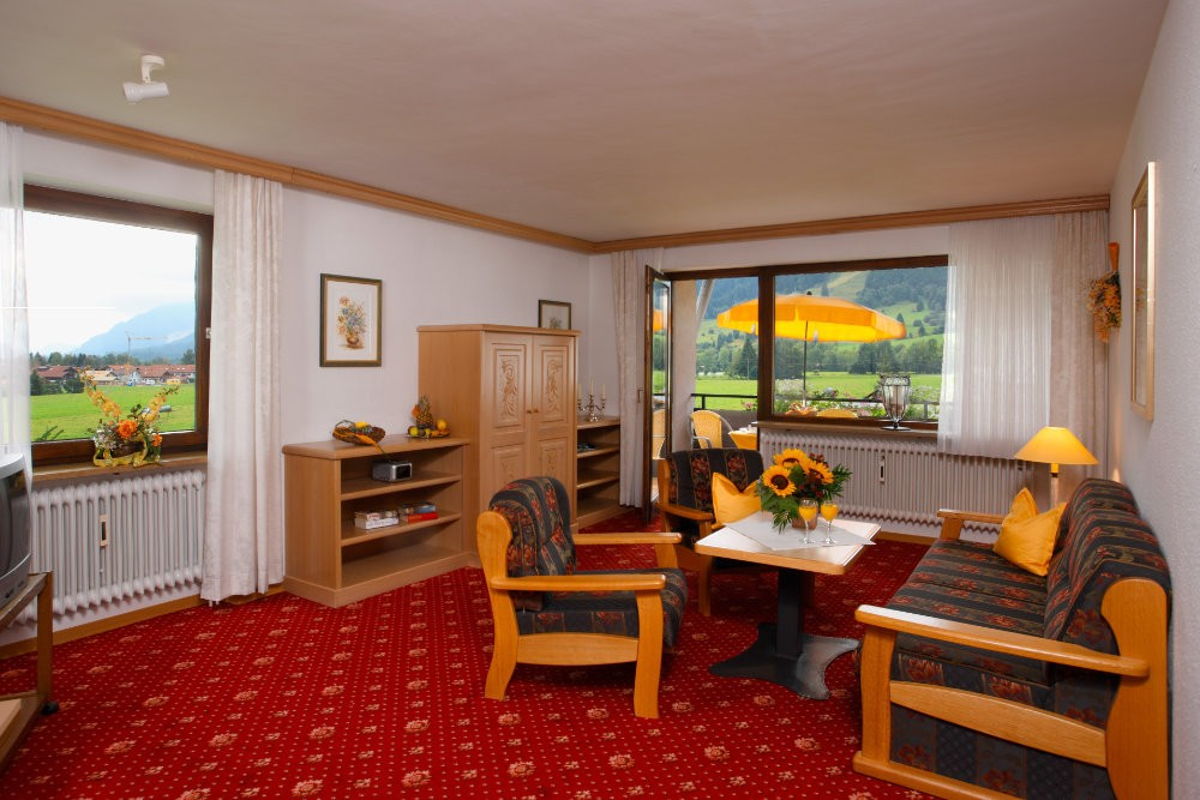 Wohnzimmer in einer Ferienwohnung direkt mit Blick in die Berge