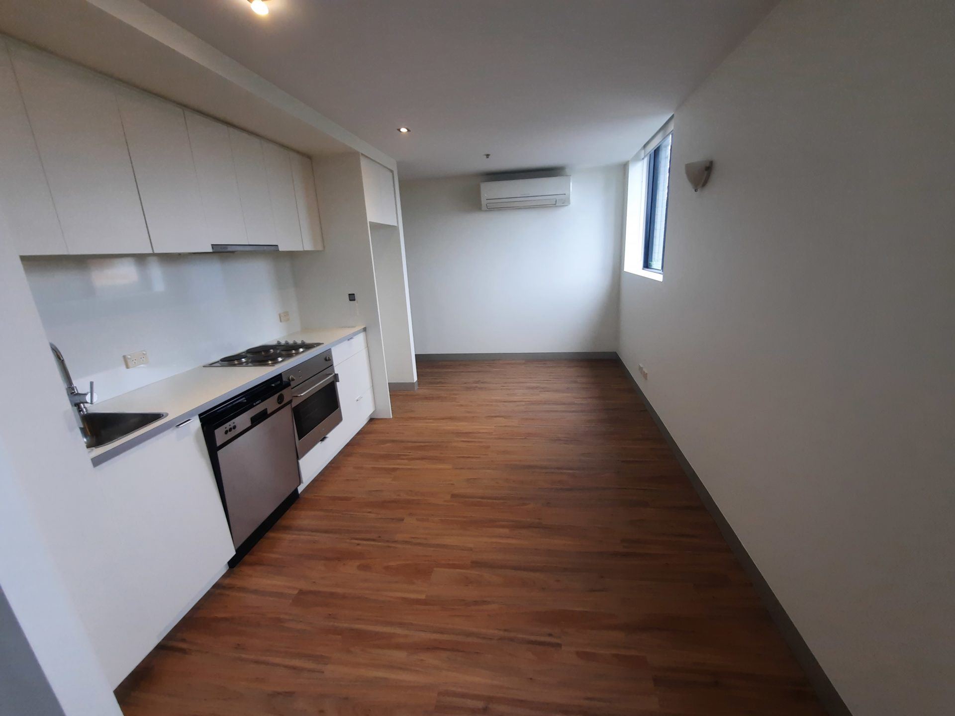 FOR LEASE id-eally Located and NEWLY REFURBISHED with Bay Views and Separate Storage - Image 4