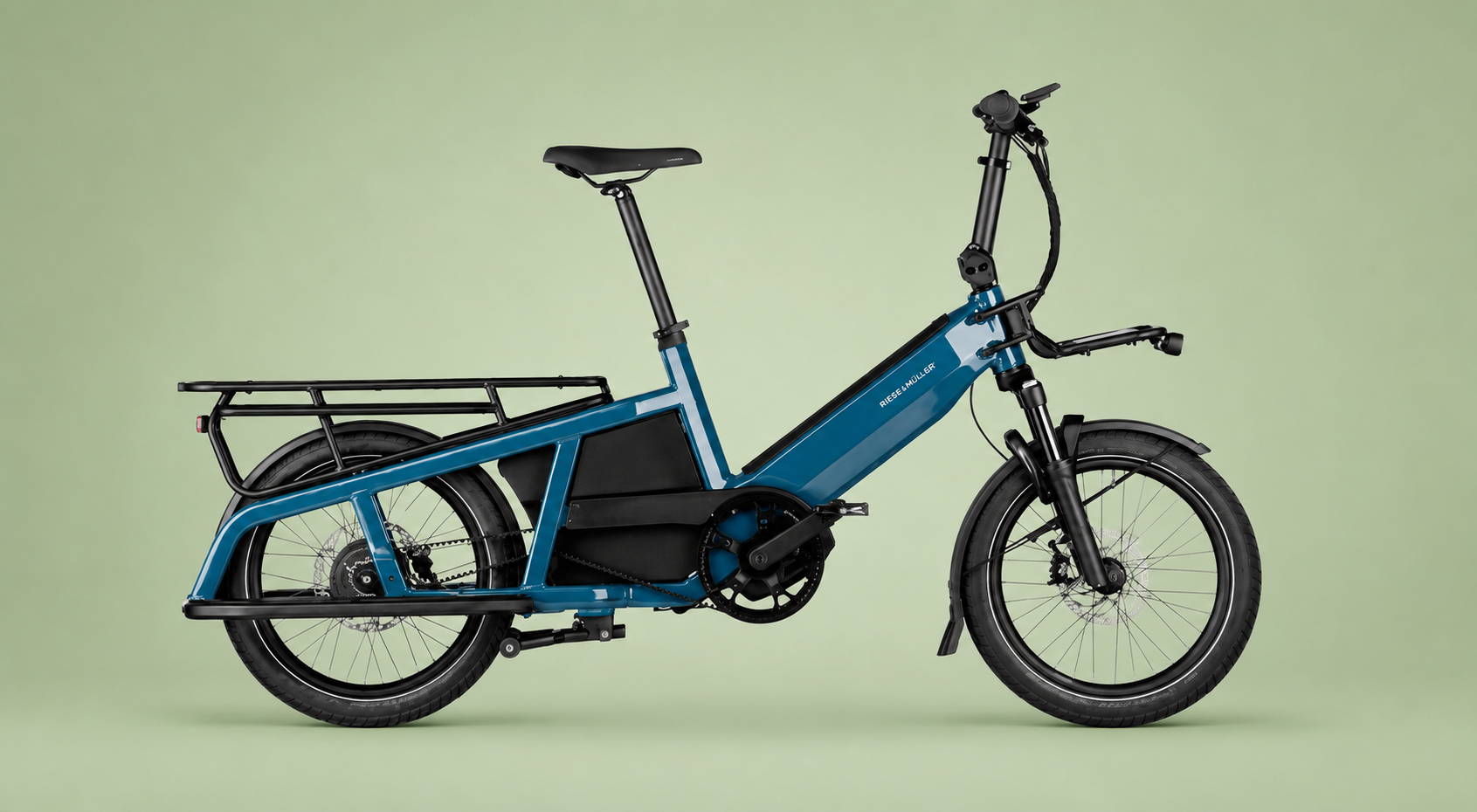 Riese & Müller Multitinker e-bike met lage instap, compacte longtailbouw, voordrager en ruime achterdrager voor dagelijks gezinsvervoer.