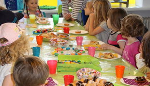 colour kids creative events voller geburtstagstisch