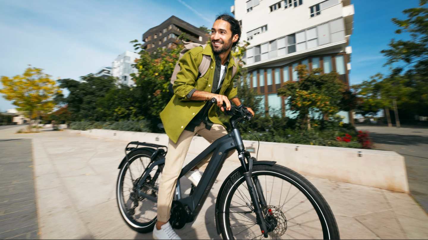 man op elektrische stadsfiets