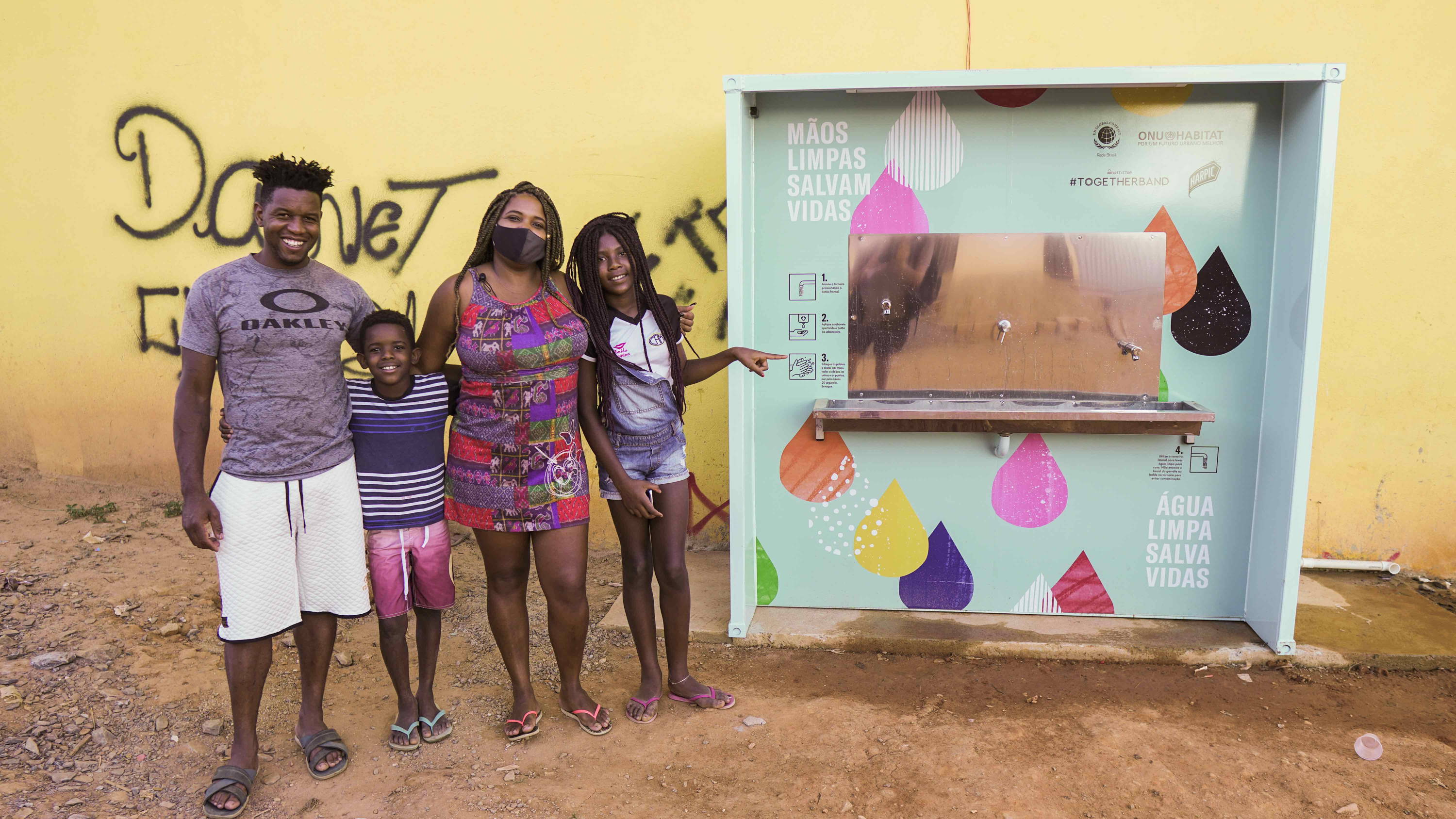 Família com a nova estação de higiene instalada no Brasil