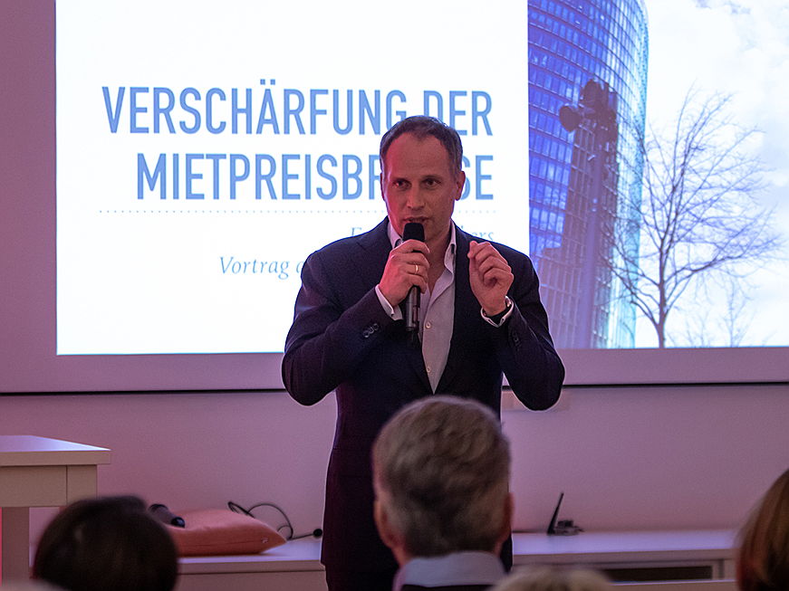  Berlin
- Rackham F. Schröder, Geschäftsführer von Engel & Völkers Commercial Berlin, begrüßte die Gäste und eröffnete den Vortrag.