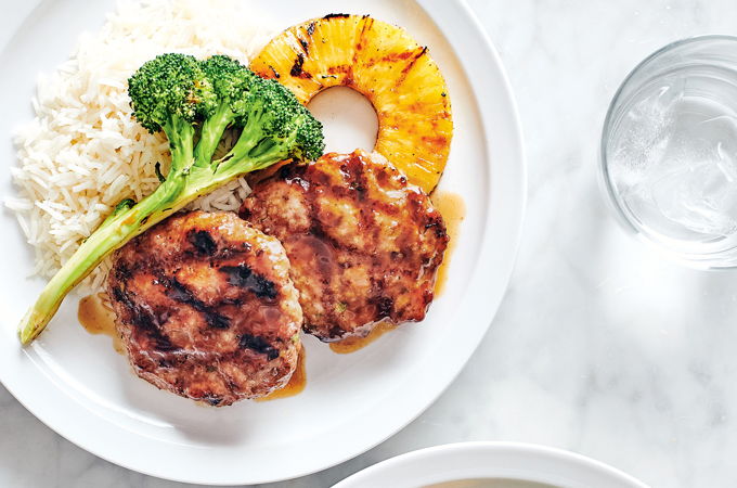 Galettes de porc au gingembre, ananas et brocoli grillés