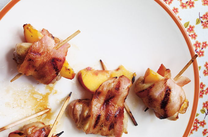 Bouchées de poulet, pêches et bacon