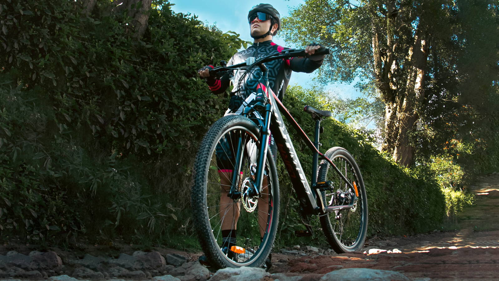 Ciclista en la naturaleza con su bicicleta eléctrica Optimus
