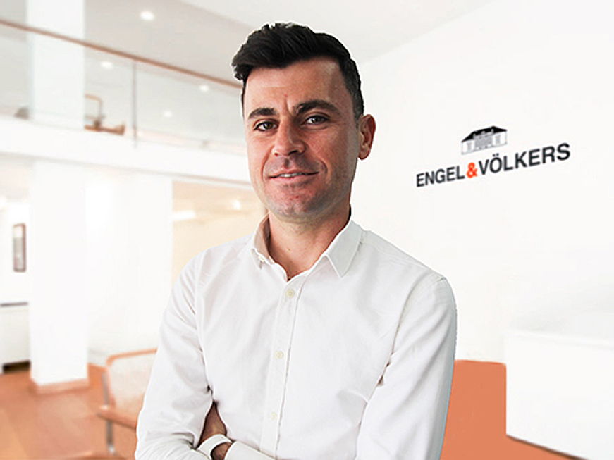  Portim​ão
- Real estate agent Svetoslav Hristov from Engel & Völkers Ibiza.