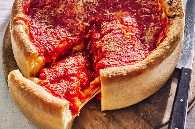 Pizza <i>deep dish</i> aux tomates