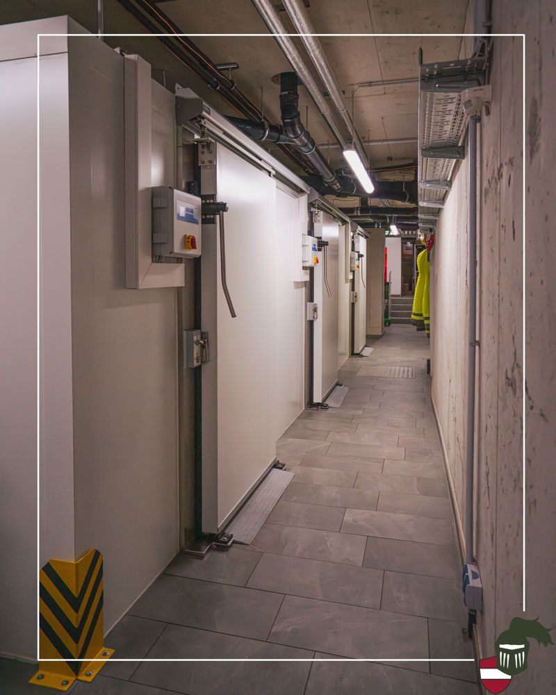 ❄️ Ein Blick hinter die Kulissen 🍳

🧈 Wussten Sie, dass sich unter Ihren Füßen 85 m² modernste Kühlflächen befinden? 🍄‍🟫

Damit in unserer Küche alles reibungslos funktioniert, versteckt sich im Hintergrund modernste Technik. Ein Lastenaufzug direkt 