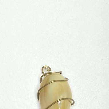 Chalcedon mit Kupferdraht umwickelt